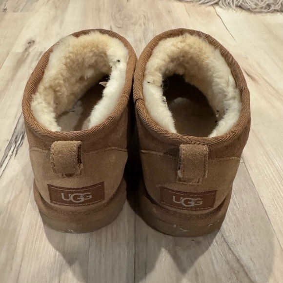 Cozy Tan Kids UGGS - size 4 - Picture 3 of 5